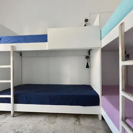 Backpackers Place بيت شباب ثيرا