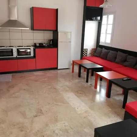 Backpackers Place * ثيرا